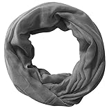Loop-Schals sind universelle Accessoires, die zu jeder Jahreszeit und zu beinahe jedem Outfit getragen werden können.