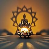 【Bougeoir de yoga】 Le chandelier bouddhiste caractéristique est une réaction chimique particulière de la lumière, de la matière et de l'ombre. Le métal est creux et sculpté. En contrôlant la distance entre la lueur des bougies et le métal creux, les ombres du Bouddha assis, du Bouddha Maitreya et du lotus sont projetées. Le Bouddha et le lotus sont suspendus dans les airs, ce qui les rend plus tridimensionnels et plus vifs.