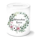 HOHE FARBBRILLANZ: Die liebevoll gestaltete Spardose mit den Maßen 8,2 x 8,2 x 9,5 cm besticht mit einer hohen Farbbrillanz und Langlebigkeit durch den Thermo-Transfer-Druck. Die Spardose mit Spruch wird sicher verpackt und in einem hübschen Geschenkkarton geliefert.