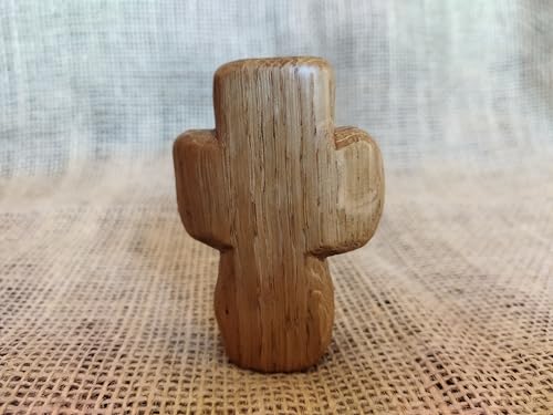 Croix en chêne artisanale, une sculpture sur bois unique chargée d'histoire et de foi