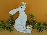 Wunderschöner Osterhase in sitzender Position. Eine edle Hasenfigur für die Frühjahrs-und Osterdekoration. Diesen zauberhaften Hasen mit Freuden ist geeignet als Deko für Ostergestecke - Osterkorb oder Ostertablett.