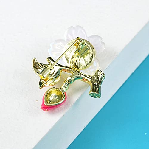 Broche Fleur pour Femmes en Coquille et Émail sur un Manteau d'Hiver