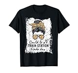 Moño desordenado con texto en inglés 'Could Be A Train Station Kinda Day' Camiseta