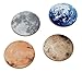 Designer Souvenirs Lot de 4 dessous-de-verre originaux et absorbants pour boissons, amours confortables avec motif Venus-Marte, terre et lune, base en liège naturel et bois – Collection Cosmic Lovers