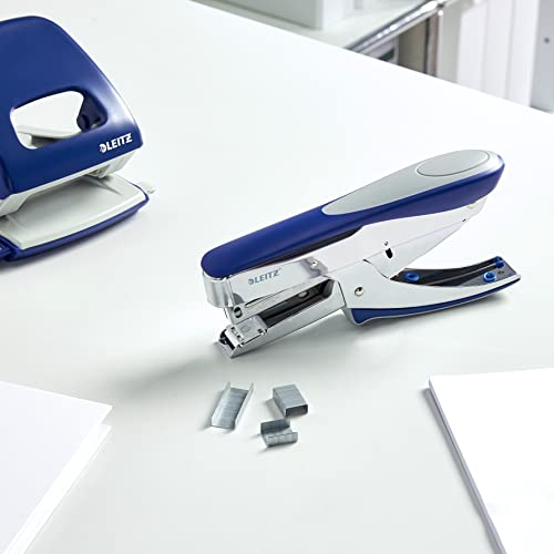 Leitz Heftzange, Für 30 Blatt, Ergonomisches Design aus Metall mit Gummioberflächen, Für Heftklammern P3 (24/6, 26/6), Oberlademechanik, Blau, 55480033