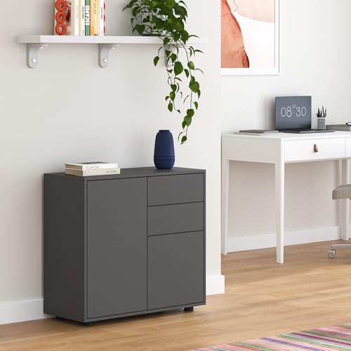 Sia le ante che i cassetti sono dotati di sistema push to open per un utilizzo semplice e intuitivo. Basta una leggera pressione per aprire il vano, senza la necessità di maniglie. Questa soluzione migliora il comfort d’uso e contribuisce al design lineare del mobile.