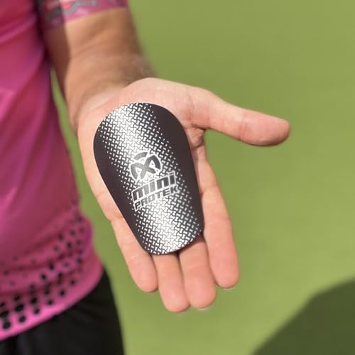 Oxum Sport – Espinilleras de Fútbol Mini para Niños y Adultos, Ligeras, Cómodas y Resistentes para Entrenamiento y Partidos. Talla S 8,3x5,5cm Blanca y Negra - imagen 2