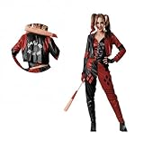 DISEÑO ICÓNICO: Traje inspirado en el personaje de la antiheroína con colores rojo y negro característicos, detalles de diamantes y la frase 