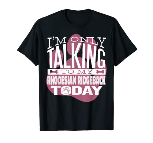 Propietario de Perro talking to my Rhodesian Ridgeback Camiseta