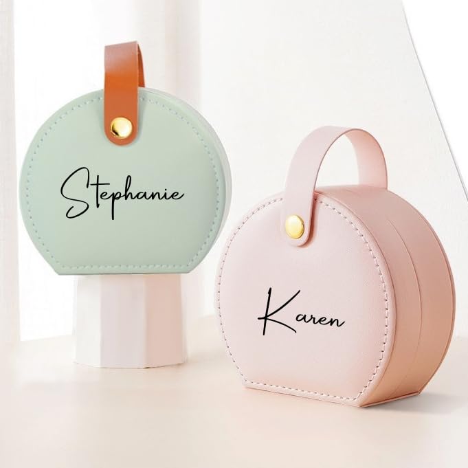 SrchJoy Caixas de joias personalizadas para estojo de viagem, presente de dama de honra, personalizado, couro, lembrancinha de casamento, presente de chá de noiva, futura noiva (texto)