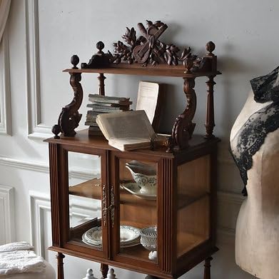 Witryna w stylu vintage z litego drewna do salonu, ze szklanymi drzwiami i otwartymi półkami,