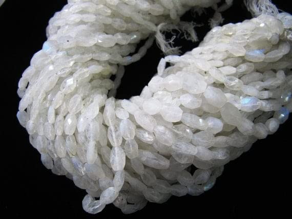 Pierre de lune arc en ciel perles ovales facettées pour raviver des bijoux ternes