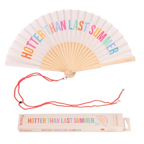 Fisura Handfächer aus Holz mit der Aufschrift Hotter Than Last Summer. Trendiges farbenfrohes Accessoire tragbarer beigefarbener Handventilator mit Aufhänger. Maße: 42 5 x 23 cm