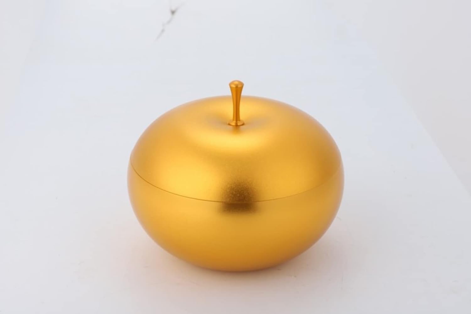 Ashtray With Lid, Portable Ashtray Available Indoors Or Outdoors, Cigarette Ashtray, Home Office Desktop Decoration, Metal Gifts For Men And Women(Golden Apple,3.9 inches × 3.5 inches)