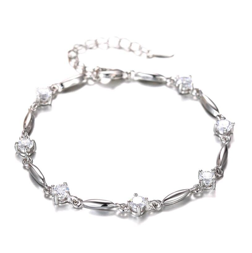 Bracelet CZ éblouissant à quatre griffes : le bijou idéal pour illuminer vos soirées
