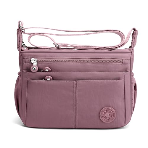 Perfetta per la vita urbana attiva: Compatta (29×10×20 cm) e leggera (0,37 kg), questa borsa donna con molte tasche include una tracolla regolabile da 120 cm. Ideale per spostamenti quotidiani, shopping, brunch o gite in città – si abbina facilmente a ogni outfit.