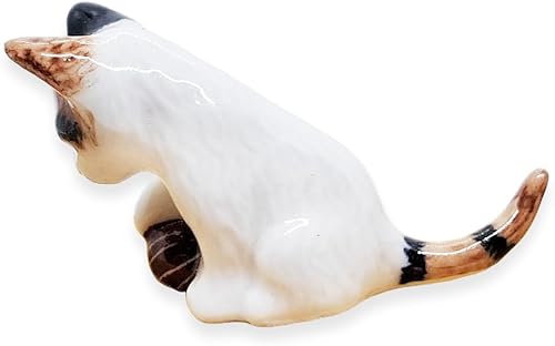 Miniatura 8 de WitnyStore Pequeña figura de gato tricolor de 1 pulgadas de largo sentada boca abajo sosteniendo bola  Miniatura hecha a mano de cerámica pintada a