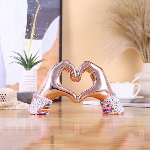 Estatua decorativa de corazón y mano en resina rosa miniatura 2