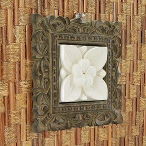 Amazon Co Jp アジア工房 木彫りフレーム付きプルメリアモチーフのストーンレリーフ ｘcm 花 フランジパニ 壁掛け 飾り 石盤 タイル 石の彫刻アート パネル ウォールデコレーション 並行輸入品 ホーム キッチン