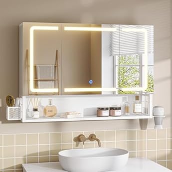 Foto di FORABAMB Specchio Bagno a Tre Porte con Illuminazione LED a Tre Colori, Specchiera Bagno con Multipresa con Porte USB Integrata, Mobiletto Bagno con Specchio e Ripiano Regolabile, 80x16x60 cm, Bianco