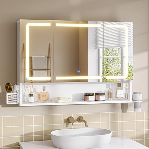 FORABAMB Badezimmer Spiegelschrank mit LED-Beleuchtung & Steckdose, Badezimmerschrank mit 3 Türen & Verstellbarer Ablage, Spiegelschrank Bad mit HD-Spiegel, Berührung Sensorschalter, 80×16×60 CM, Weiß