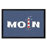 Du liebst es deinen Urlaub an den rauen Küsten der Ost- oder Nordsee zu verbringen? Dann hol dir doch einfach ein Stück Fernweh nach Hause mit unserer maritimen Fußmatte mit Spruch: Moin und Leuchtturm.