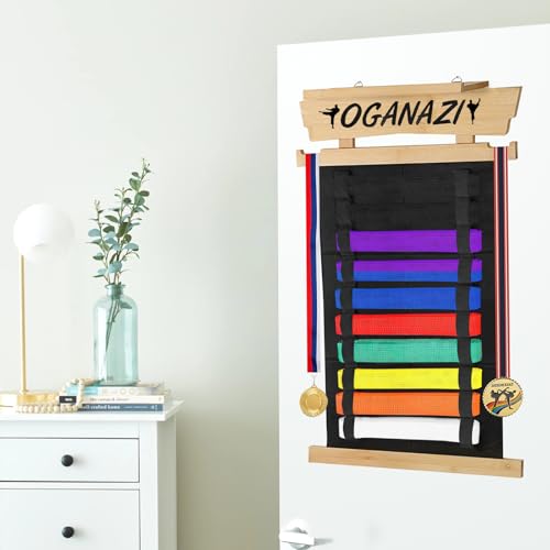 SUMNACON Kampfsport Gürtelhalter für 10 Gürtel aus Bambus Filz, Taekwondo-Gürtelständer Wandmontage Gürtel Display für Medail Judogürtel Karategürtel Ninjitsu-Gürtel als Personalisierbare Geschenk