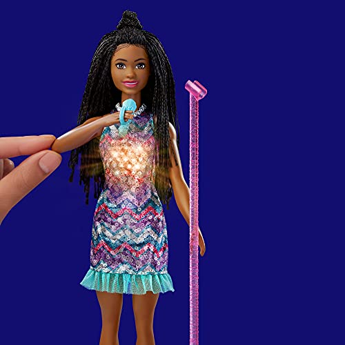 Barbie GYJ24 - "Bühne frei für große Träume" Brooklyn Barbie Puppe (ca. 30 cm groß, mit braunen Zöpfen) mit Musik, Lichtern, Mikrofon und Zubehörteilen, Geschenk für Kinder von 3 bis 7 Jahren – Bild 5