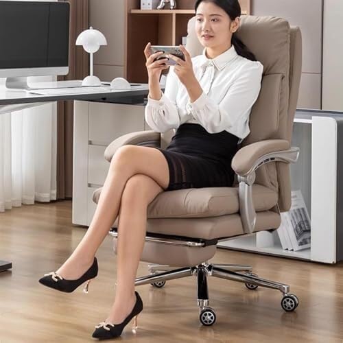 本革製エグゼクティブオフィスチェア。伸縮式フットレスト