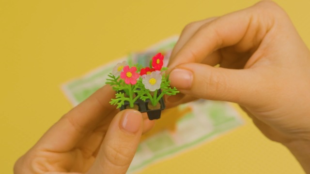 MGA's Miniverse Make It Mini Nature Series 3 – 8 Mini Répliques De Plantes Et Fleurs à Collectionner, Kit DIY Surprise Avec Capsule Présentoir, Effet UV, Dès 8 Ans