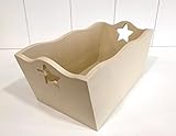 Cesto curvo modelo York. Ideal para dormitorios infantiles. Acabado lacado mate. Estrellas caladas en laterales. Medidas (ancho/fondo/alto): 38*19*16 cms.