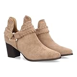 98466 Botin con tacon para mujer con tiras tranzadas y detalle de hebilla triangular con corte lateral abierto, acabado afelpado para entretiempo. Tacon comodo ideal uso diario. Beige Talla 38