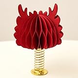 Contenu de l'emballage : le paquet contient une décoration de voiture rouge Dieu de la richesse dragon et lapin, dimensionnée pour être affichée sur la plupart des consoles centrales.