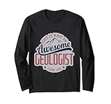 Graphique de style vintage avec texte « This Is What An Awesome Geologist Look Like », encadré par des sommets de montagne. Idéal pour les géologues, les amateurs de sciences de la terre, les collectionneurs de roches et les chercheurs de terrain.