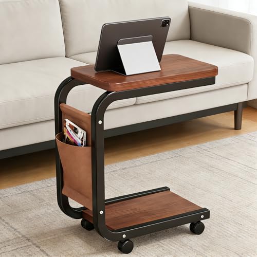 Daoluluing Table D’Appoint, Bout de Canapé en Bois avec Poche Latérale, Petit Table avec roulettes, C Form Mobile Side Table, Table Basse de 63 Cm pour Salon Chambre Salle de Bains (Noyer)