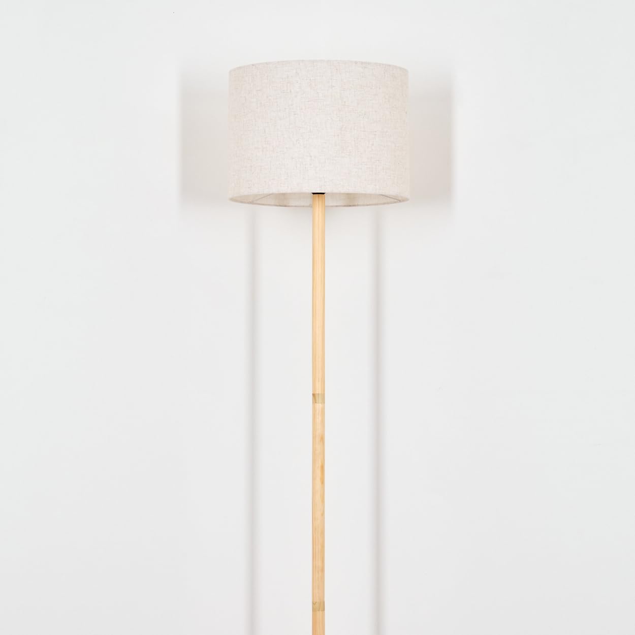HOFSTEIN Stehleuchte Bassagoda, Stehlampe mit Holzfuß und Schirm aus Stoff, E27, skandinavisches Design, Boho-Style, Höhe 165cm, Ø 40cm, Fußschalter - Wohnzimmer, Schlafzimmer, Esszimmer, Flur, Büro
