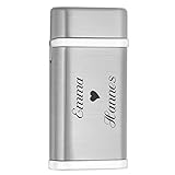 Gas-Feuerzeug aus Metall mit mattierter Oberfläche, glänzenden Details und den Maßen ca. 6 x 3 cm