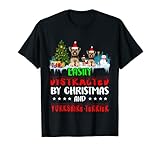 Este Papá Noel fácilmente distraído por Yorkshire Terrier Dog Christmas Novelty es perfecto para un cachorro o dueño de perro. Agarra este divertido disfraz de Navidad de perro Yorkshire Terrier como un regalo para celebrar el día de Navidad o cualquier ocasión festiva.