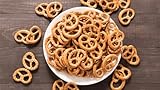 Salted Pretzels 1kg – Original Salty Flavour Mini Pretzel with Sea Salt Flavoured Oven Baked Brezels Bretzels Crunchy Party Snack - Large Bulk Big Sharing Bag Snacks (Packaging May Vary) Vegan PURIMA