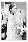 Posterlounge Audrey Hepburn mentre si trucca Poster di Celebrity Collection 70 x 100 cm Nero e Bianco Quadri Decorazione per pareti