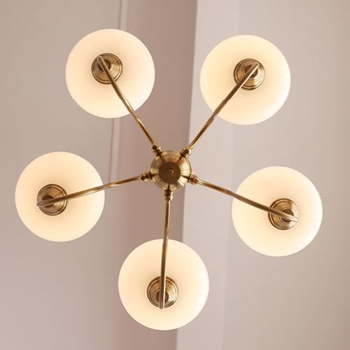 Lustre décoratif minimaliste pour illuminer chaleureusement une table