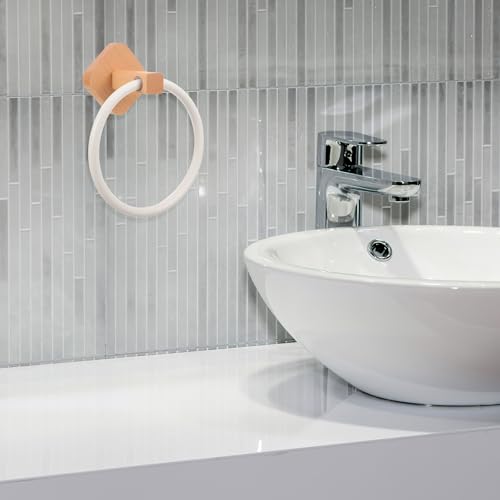 Toallero de pie de madera beige con estructura simple y funcional para el baño clásico 5