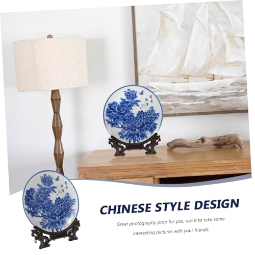 Plato azul y blanco ornamental OSOLADY con peana de madera 6