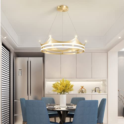 Suspension LED couronne or pour illuminer les repas dans un salon chic