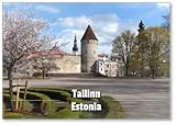 Design exclusif Vue des murs protégeant la vieille ville de Tallinn et l\'église St. Olaf. Tallinn Defence Wall at The Spring Carte postale, aimant de réfrigérateur