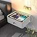 Comodino Con Luci LED E Stazione Di Ricarica - 2 Strisce LED RGB, Porte USB E USB-C, Cassetto, Ripiano Aperto, Bianco, Per Camera Da Letto