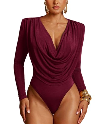 Mono elegante ajustado con hombreras y fruncido que estiliza la silueta femenina