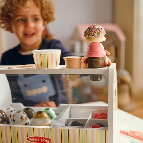 Melissa & Doug - Eisdiele aus Holz, 28-teilig, Für das Eisdielen-Rollenspiel mit 8 Sorten Eiscreme, Eistüten und Eisbecher, Spielgeld inklusive, Für Kinder ab 3 Jahren