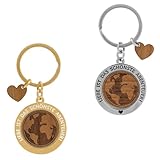 Paire de porte-clés en bois : le coffret cadeau se compose de deux pendentifs en bois assortis. Pendentif en bois de cerisier de forme ronde avec porte-clés et petits pendentifs en forme de cœur, montés sur une carte d'en-tête conçue pour offrir.