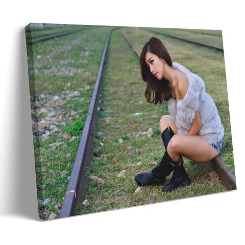 ZOZO HOUSE Póster de chica sentada en pistas del ferrocarril, 60 x 90 cm